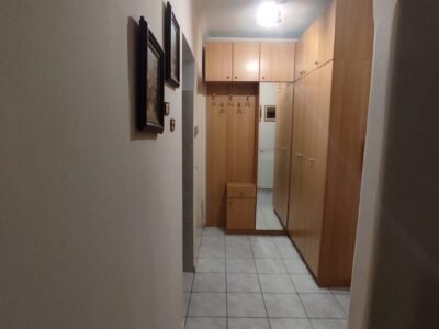 Διατίθεται προς Ενοικίαση ένα διαμπερές διαμερίσμα.