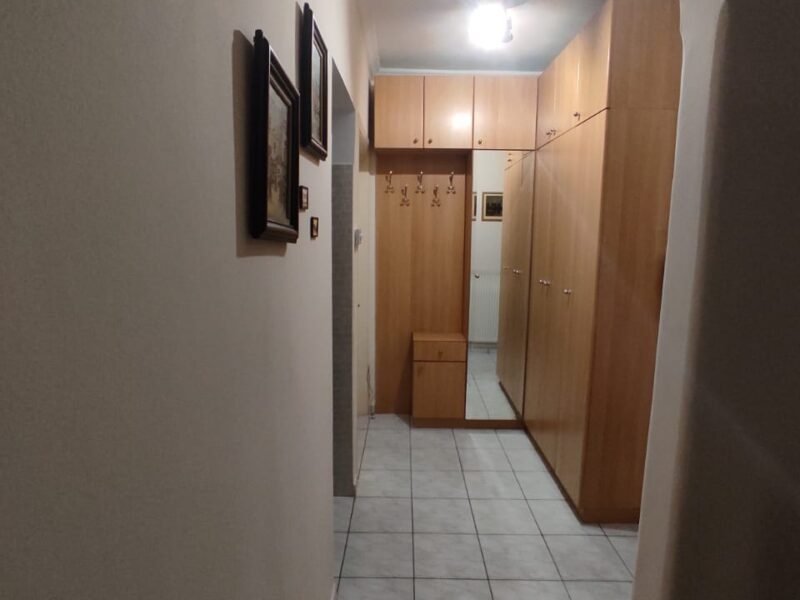 Διατίθεται προς Ενοικίαση ένα διαμπερές διαμερίσμα.