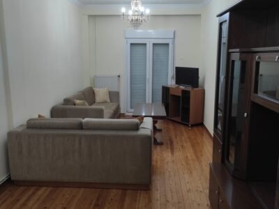 Διατίθεται προς Ενοικίαση ένα διαμπερές διαμερίσμα.